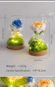 Detail van handgebreide roos nachtlamp in glazen koepel met LED en afmetingen