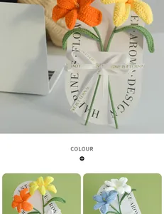 Detail van handgehaakte lelies op decoratieve kaart met Love Is Eternal lint