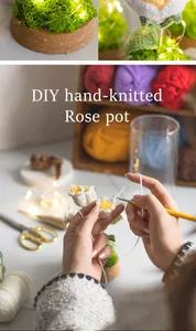Detail van DIY handgebreide roos in pot met LED-verlichting en kurken basis