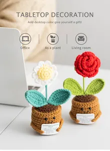 Dettaglio di piante in crochet con biglietti motivazionali su una scrivania bianca