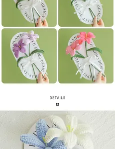 Detailweergave van handgebreid lelieboeket met decoratieve linten en cadeaukaarten