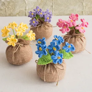 Handgefertigtes Häkel-Rosen-Topfpflanzen-Set mit vier bunten Farben und Sackleinen-Basis