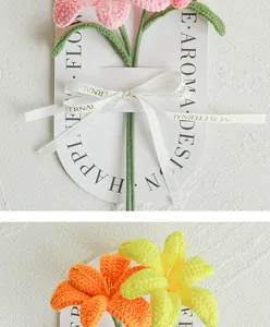 Handgebreid tulpenboeket met roze en oranje bloemen en LOVE IS ETERNAL lint detail