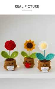 Fiori all'uncinetto fatti a mano con carte di supporto emotivo e visi sorridenti