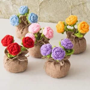 Handgefertigte gehäkelte Rosen-Topfpflanze mit Jutebasis in verschiedenen lebendigen Farben