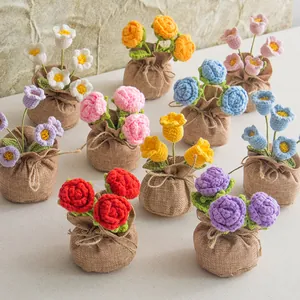 Handgehäkelte Mini-Blumen im rustikalen Leinensack als gemütliche Wohndekoration