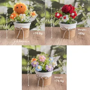 Handgefertigte gehäkelte Sonnenblumen- und Rosen-Topfpflanzen für die Heimdekoration
