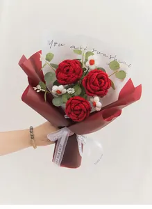 Ramo de rosas de ganchillo hechas a mano con margaritas blancas en envoltorio para regalo