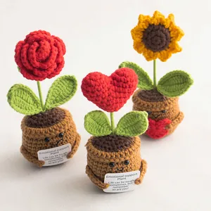 Dettaglio di piante fatte a mano all'uncinetto con motivi di rose, cuori e girasoli