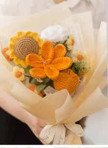 Primer plano detallado del ramo de flores de ganchillo hecho a mano con girasol y lirio