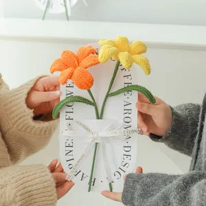 Handgemaakt gehaakt lelieboeket met oranje en gele bloemen in geschenkverpakking