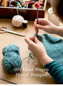 Primer plano de manos tejiendo un ramo de flores DIY con hilo azul y una aguja de ganchillo