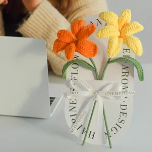 Handgemaakt gehaakt tulp boeket in oranje en geel op witte geschenkkaart met satijn lint