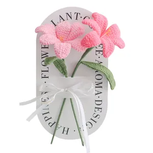 Handgemaakt gehaakt boeket roze lelies met decoratief lint op een witte kaart