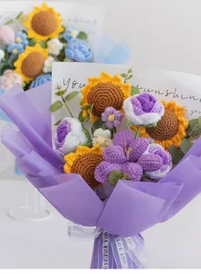Detalle de ramo de ganchillo hecho a mano con girasol y papel de regalo morado mate