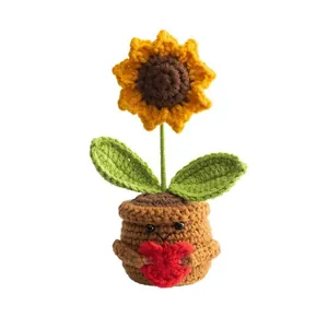 Girasole all'uncinetto fatto a mano in un vaso carino con un cuore rosso decoro