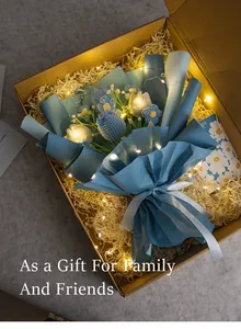 Ramo de flores de ganchillo hecho a mano con luces LED en una caja de regalo rústica