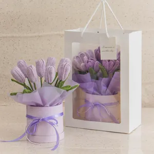 Nahaufnahme handgehäkelter Tulpenstrauß im lila Geschenk-Eimer mit Fenstertasche