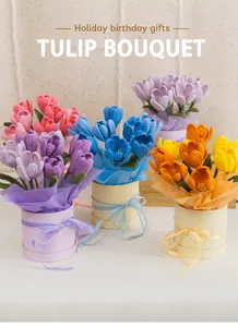 Detailansicht handgefertigter Häkel-Tulpensträuße in bunten Farben in eleganten Boxen