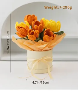 Handgestrickter Tulpenstrauß in beiger Geschenkbox mit Maßen von 29cm Höhe und 12cm Breite