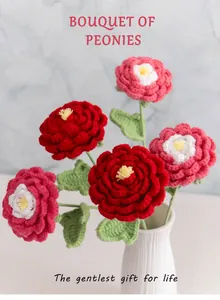 Bouquet de pivoines au crochet avec cinq fleurs roses et rouges dans un vase en céramique