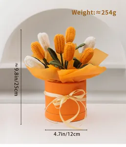 Detail von 25cm handgestricktem Tulpenstrauß in orangefarbener Box mit Maßen