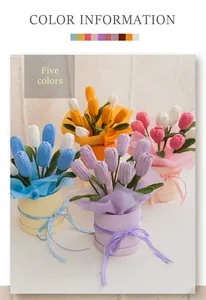 Detailansicht von fünf Farben handgestrickter Tulpensträuße in stilvollen Geschenkboxen
