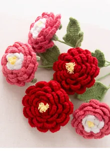 Vue macro d'un bouquet de pivoines au crochet montrant la texture du fil et le travail manuel