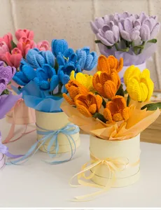 Detail von buntem handgestricktem Tulpenstrauß in eleganter weißer Geschenkbox mit Schleife