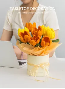 Handgefertigter gehäkelter Tulpenstrauß in einer eleganten runden Geschenkbox