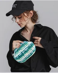 Dettaglio della borsa in cotone intrecciato a mano con motivo a righe colorate e cerniera
