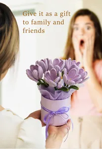 Handgefertigter lila gestrickter Tulpenstrauß im Geschenkkarton mit Seidenband