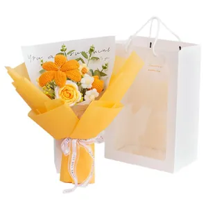 Ramo de flores de ganchillo hecho a mano con rosas amarillas y lirios en bolsa