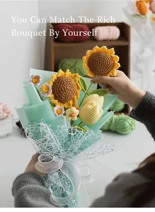 Vue détaillée du bouquet de tournesols et tulipes au crochet fait main dans son emballage