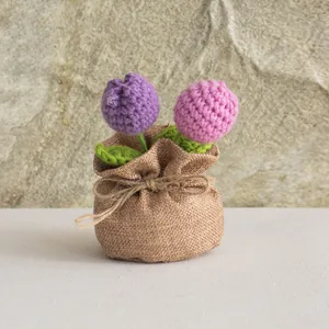 Pot de tulipes au crochet fait main dans un sac en lin pour décoration de table