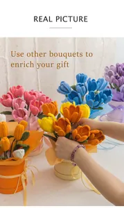 Nahaufnahme eines handgehäkelten Tulpenstraußes in einer bunten runden Geschenkbox