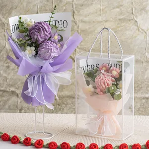 Bouquet de xillets tricotés à la main dans une boîte cadeau transparente élégante