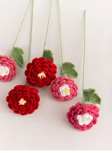 Gros plan de pivoines au crochet faites à la main avec texture de fil rouge et rose fin