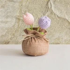 Tulipes en crochet fait main roses et violettes avec petits sacs en lin