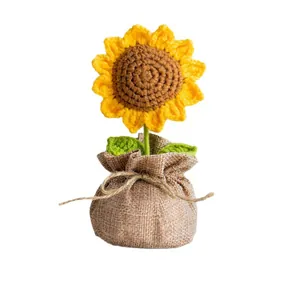 Handgehäkelte Sonnenblume im Mini-Topf mit Sackleinen-Basis und dekorativer Schleife