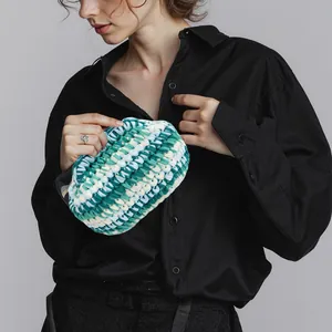 Borsa a mano artigianale in cotone all'uncinetto con righe multicolore verdi e blu