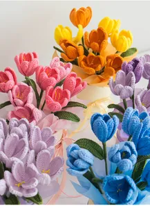 Detailansicht bunter handgehäkelter Tulpen mit aufwendigen Strickmustern für Geschenke