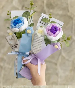 Detail von handgehäkelten Rosen und Gänseblümchen-Bouquets mit Geschenkpapier im Vintage-Stil