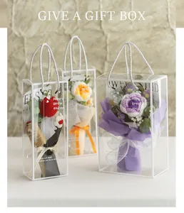 Nahaufnahme handgehäkelter Blumensträuße in klaren Geschenkboxen mit Bändern