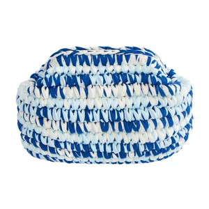 Borsa tote fatta a mano all'uncinetto in filato blu e bianco con trama intrecciata