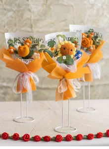 Handgefertigter gestrickter Blumenstrauß mit Sonnenblumen und Rosen in Geschenkverpackung