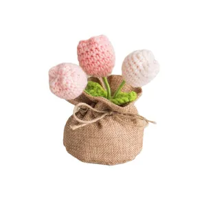 Tulipes roses tricotées à la main dans un sac en toile de jute décoration de fleurs au crochet