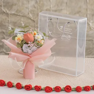 Bouquet di tulipani fatti a mano in borsa regalo trasparente con carta decorativa rosa