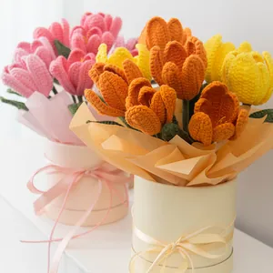 Handgefertigter Häkel-Tulpenstrauß in einer stilvollen runden Geschenkbox zum Muttertag