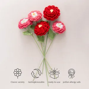 Bouquet de pivoines au crochet fait main avec fleurs rouges et roses pour décoration